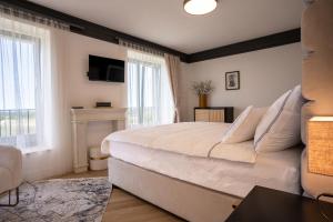 sypialnia z dużym łóżkiem, biurkiem i oknem w obiekcie Restaurant & Villa Morgan w mieście Brtonigla +17 zdjęć