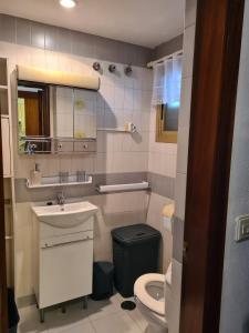 Un baño pequeño con lavabo e inodoro. en Casita Bonita, en Calpe