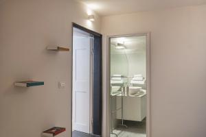 uma casa de banho com um espelho e um lavatório em Garibaldi Glamorous Apartment by Wonderful Italy em Gênova