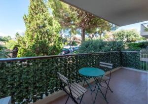 um pátio com uma mesa e cadeiras numa varanda em Cannes bel appartement familial avec piscine em Cannes