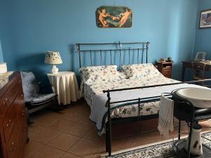 1 dormitorio con cama y pared azul en La Frasca, en Coltaro