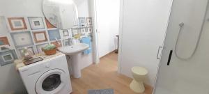 een badkamer met een wasmachine en een wastafel bij Appartamento 2 con piscina in Caltagirone