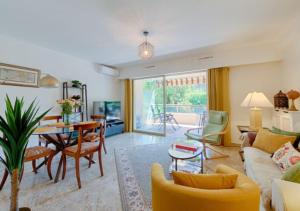 uma sala de estar com um sofá e uma mesa em Cannes bel appartement familial avec piscine em Cannes