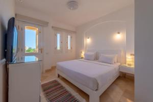 A television and/or entertainment centre at VESTA - El Gouna Residence