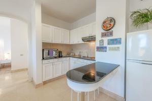 A kitchen or kitchenette at VESTA - El Gouna Residence