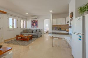 A kitchen or kitchenette at VESTA - El Gouna Residence