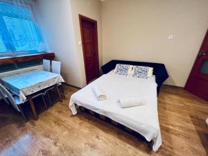 - une chambre avec un lit, une table et une fenêtre dans l'établissement Apartmán Pod fontánou, à Kremnica
