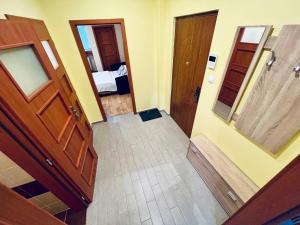 - une vue sur le couloir avec deux portes dans l'établissement Apartmán Pod fontánou, à Kremnica