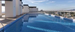 Bazén v ubytovaní Bonito apartamento con piscina cerca de la playa. alebo v jeho blízkosti