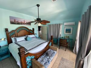 1 dormitorio con 1 cama y ventilador de techo en Luxury Oceanview Eco-friendly Villa Near Key West en Cudjoe Key