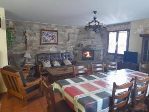 una sala da pranzo con tavolo e camino di Casa Rural Las Nieves a San Ciprián