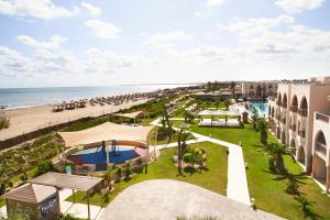 uma vista aérea de um resort com piscina e praia em TUI BLUE Palm Beach Palace Djerba - Adult Only em Triffa