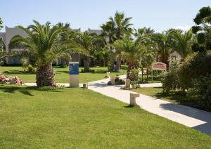 TUI BLUE Palm Beach Palace Djerba - Adult Only في طريفة: طريق من خلال حديقة بها أشجار نخيل