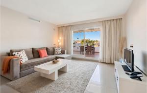 TV a/nebo společenská místnost v ubytování Nice Apartment In Estepona With Wifi