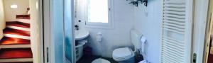 ein kleines Badezimmer mit Toilette und Waschbecken in der Unterkunft TL Palazzo Fantuzzi in Bologna + 66 Fotos