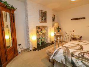 Lily Pad في أوكهامبتون: غرفة نوم مع سرير ومدفأة حجرية