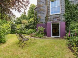 een tafel en stoelen in de tuin van een huis bij Lily Pad in Okehampton