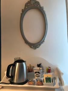 a table with a coffee pot and a mirror at Jolie Chambre proche Centre Ville de Rennes in Rennes