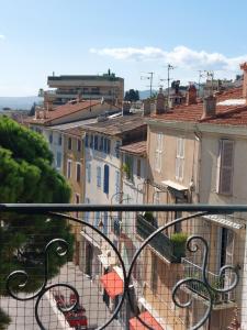 Balkon lub taras w obiekcie In the hart of old Cannes - Place du Suquet - 2 Min Walking distance from Palais de Festivals and Beaches