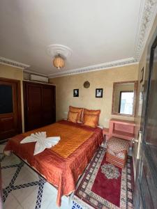 1 dormitorio con 1 cama grande con manta roja en Riad Elijah Marrakech & Spa, en Marrakech