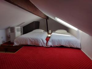 Posteľ alebo postele v izbe v ubytovaní In the hart of old Cannes - Place du Suquet - 2 Min Walking distance from Palais de Festivals and Beaches