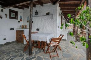 a dining room with a table and two chairs at Casa Olympia, Tamaimo in Tamaimo