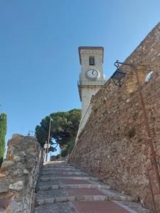 Zdjęcie z galerii obiektu In the hart of old Cannes - Place du Suquet - 2 Min Walking distance from Palais de Festivals and Beaches w Cannes