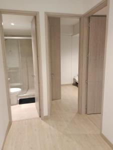 an empty room with a bathroom with a toilet at Apartamento en zona norte bogota in Bogotá