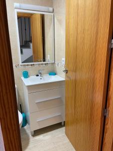 a bathroom with a sink and a mirror at Adosado playa, geoda y Aguilas cerca, con barbacoa y piscina en San Juan de los terreros in San Juan de los Terreros
