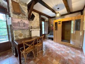 Una cocina con una mesa y sillas en una habitación. en Akla La Casa Del Puente, en Regules