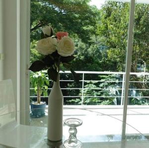Μπαλκόνι ή βεράντα στο The tree seaview and quiet surrounded by trees 75smetre