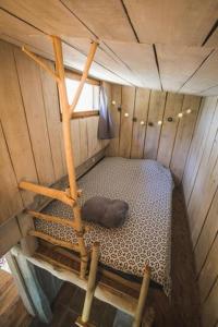 an inside view of a small room with a ladder at La cabane en bois in Villemur-sur-Tarn