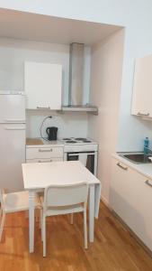 - une cuisine blanche avec une table et des chaises blanches dans l'établissement Cozy 1 bedroom apartment in Oslo centrum, à Oslo