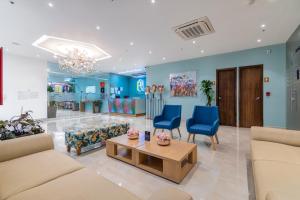 uma sala de estar com sofás e paredes azuis em Hotel Portal del Río em Barranquilla