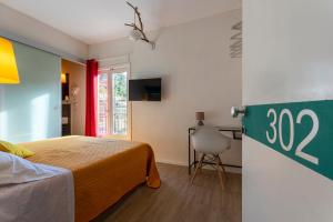 a bedroom with a bed and a desk and a chair at Misar-36 in Modica