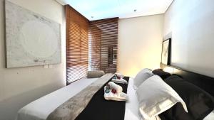 Un dormitorio con una cama grande y una ventana en 103 - Rentaqui - Flat Apartamento Opera Confort no Jardins, en São Paulo