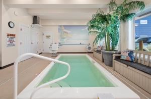 Der Swimmingpool an oder in der Nähe von Beach Bum Inn