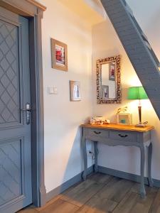 een kamer met een bureau met een lamp en een spiegel bij Apartament Old England in Żywiec