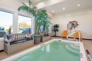 uma piscina numa sala com uma casa em Beach Bum Inn em Ocean City