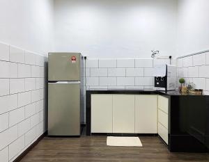 a kitchen with a refrigerator and a microwave at Amadel Residence 爱媄德民宿 14 in Malacca