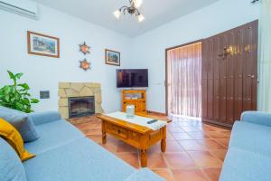 TV a/nebo společenská místnost v ubytování Cubo's Finca Los Acebuches