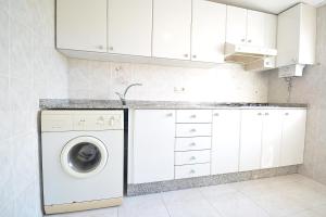 Køkken eller tekøkken på Apartamento cerca del Paseo Marítimo de O Grove + 13 billeder