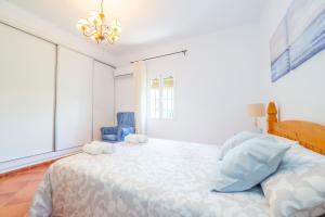 Postel nebo postele na pokoji v ubytování Cubo's Finca Los Acebuches
