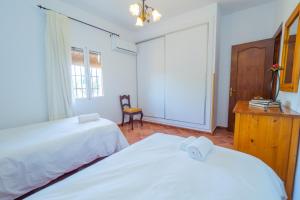 Postel nebo postele na pokoji v ubytování Cubo's Finca Los Acebuches