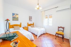 Postel nebo postele na pokoji v ubytování Cubo's Finca Los Acebuches + 35 fotografií