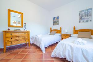 Postel nebo postele na pokoji v ubytování Cubo's Finca Los Acebuches