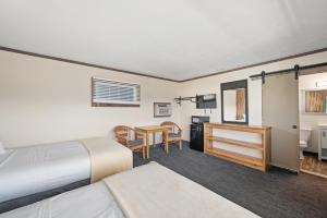 Ein Bett oder Betten in einem Zimmer der Unterkunft Beach Bum Inn