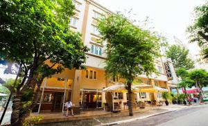 una persona parada frente a un edificio en Bali Hotel, en Ho Chi Minh