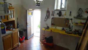 A kitchen or kitchenette at A ca' du Risso - Appartamento - Sea & outdoor for families, bikers and climbers