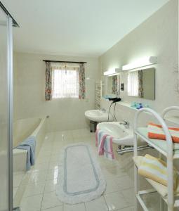 Et badeværelse på 110 qm Ferienwohnung Haus Renn